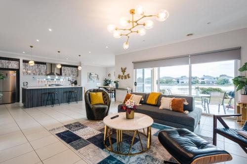 Sanctuary Lakes House | Waterfront Grand Villa for Big Group