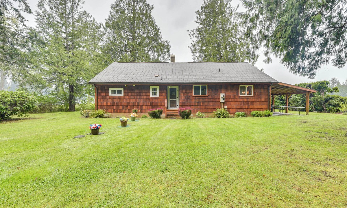 Grapeview Cabin | Waterfront Grapeview Escape w/Boat Dock & Views!