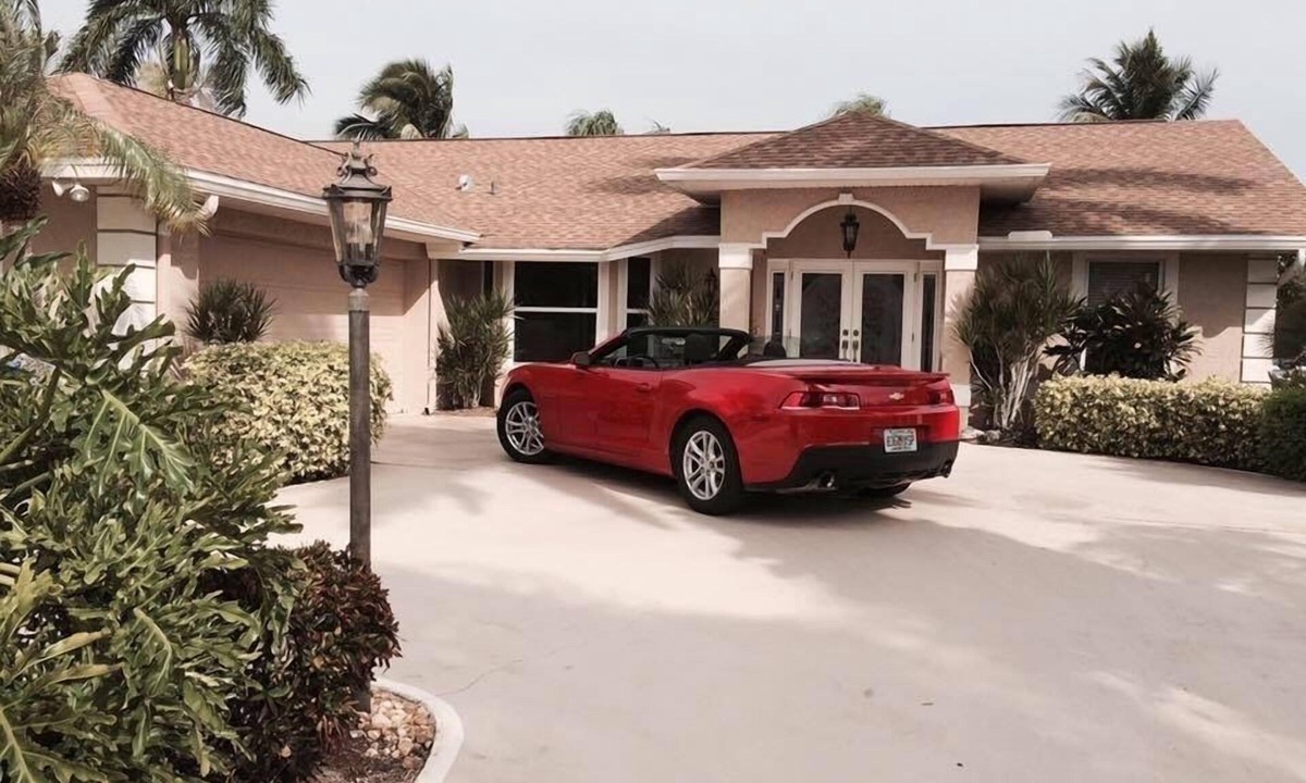 Caloosahatchee House | Waterfront Gulf Access Pool Home - GREAT LOCATION & FRESH REMODEL !