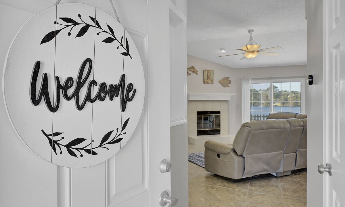 Girvin House | Waterfront Heated Pool Home, 10 mins to the beach.