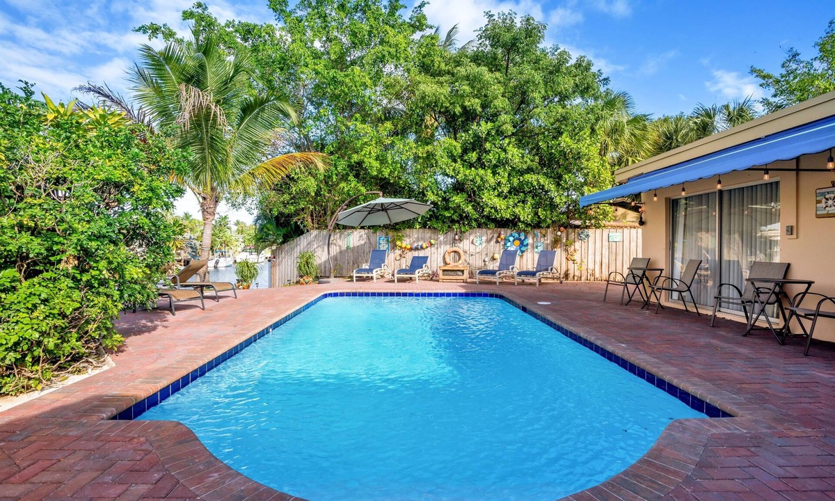 Garden Isles House | Waterfront Heated Pool + SUPs - 5BR Fun Stay!