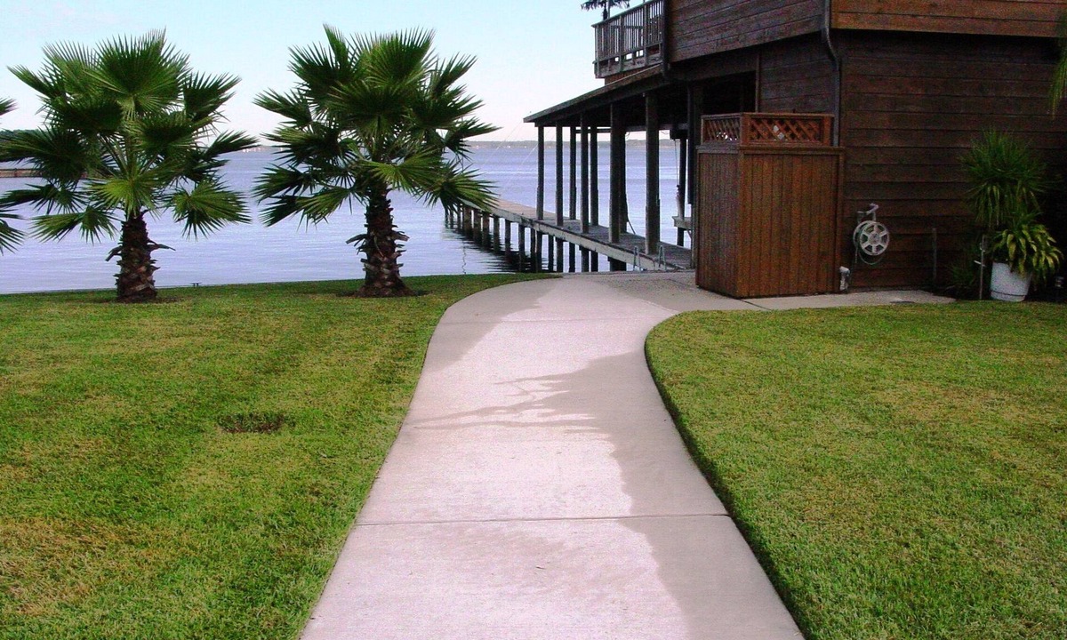Conroe House | Waterfront Home - BEST VIEWS! Private Fishing Pier - walk to bars & restaurants