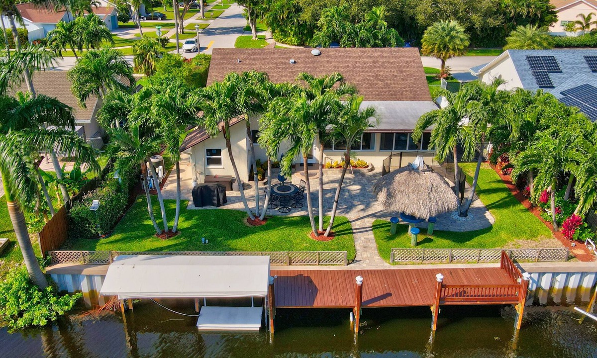 Tropic Palms House | Waterfront Home! Gulf Stream with Kayaks