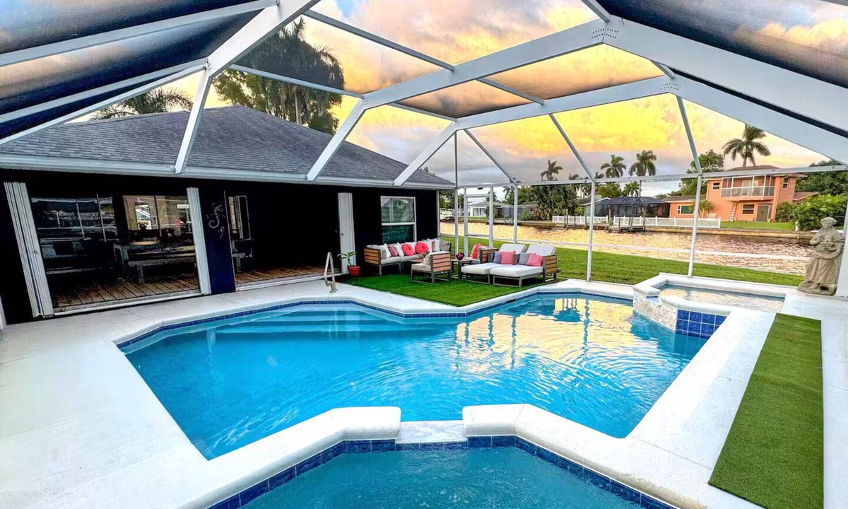 Fort Myers House | Waterfront Home Heated Pool BBQ Kayaks