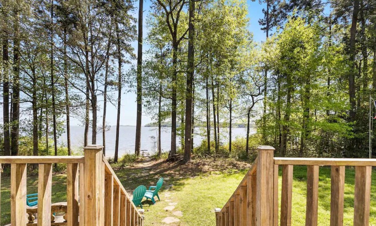 Huntington House | Waterfront home In Sam Rayburn. Sleeps 10.