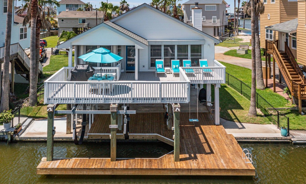 Jamaica Beach House | Waterfront Home! Kids/Pet Friendly! Kayaks/Bikes!