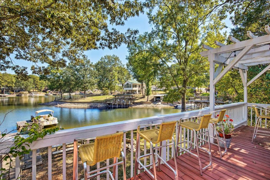 New London House | Waterfront Home on Badin Lake with Large Deck!
