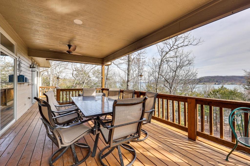 Lost Bridge Village House | Waterfront Home on Beaver Lake w/2 Decks!