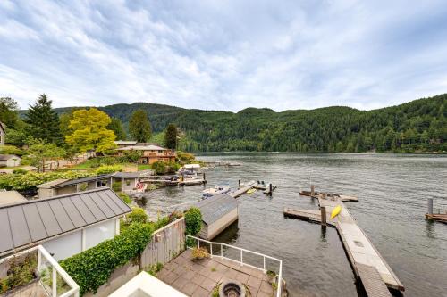 Bellingham House | Waterfront Home on Lake Samish w/Hot Tub & Dock!