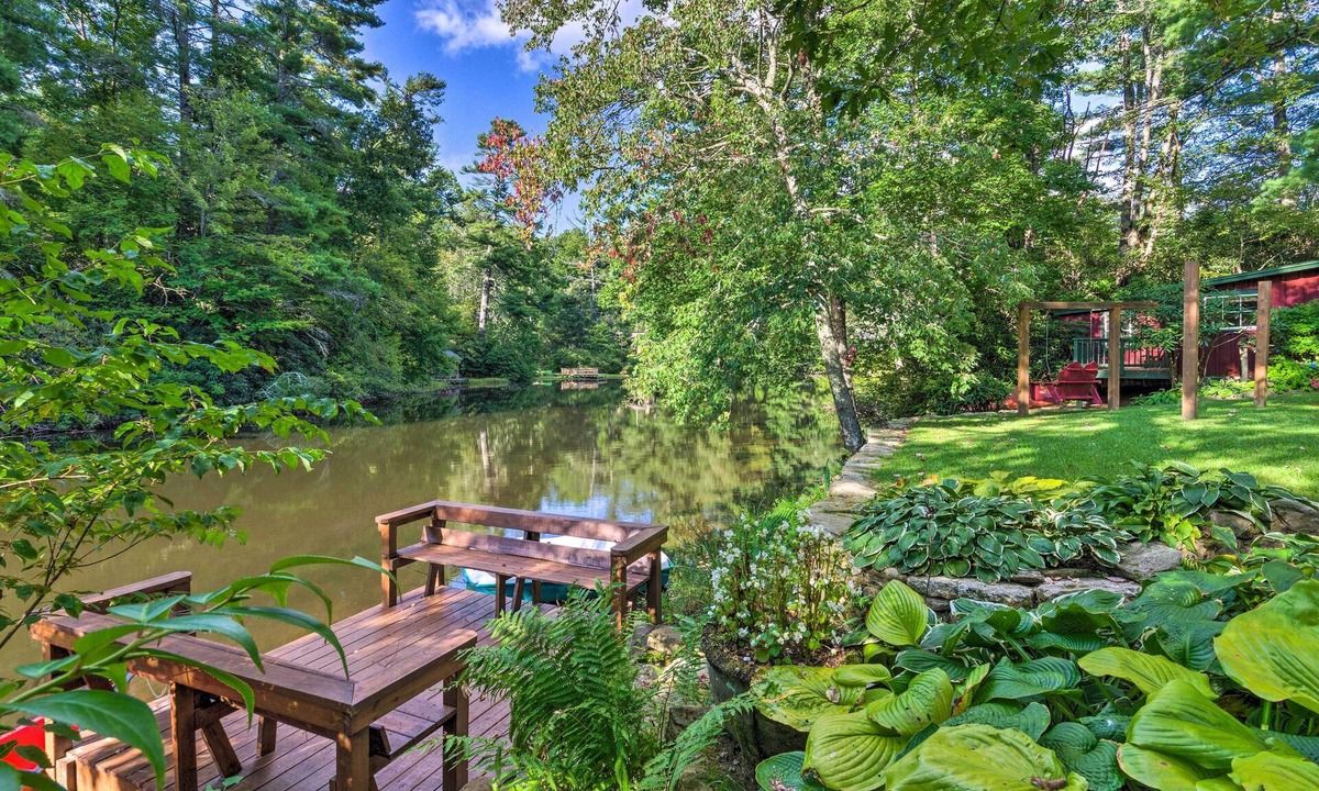 Mirror Lake Cabin | Waterfront Home w/Boat Dock on Mirror Lake!
