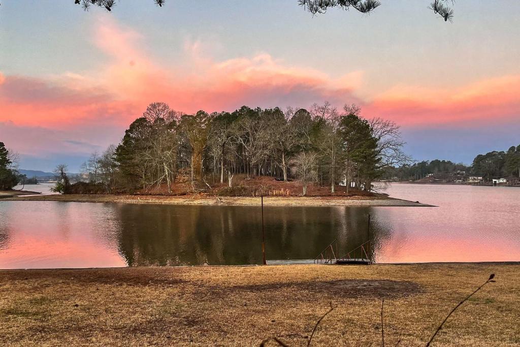 Lakeland House | Waterfront Home w/Dock < 3 Mi to Oaklawn Racing!