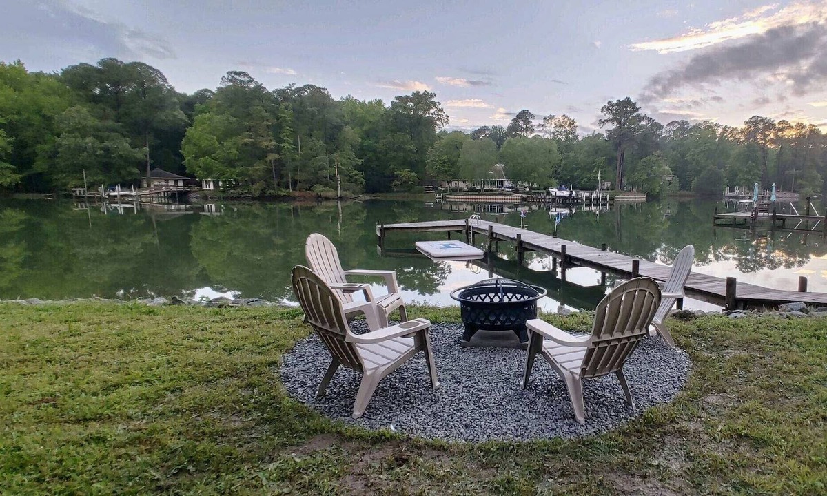 Kilmarnock House | Waterfront Home w/ Screened Porch, Dock, Fire Pit🔥