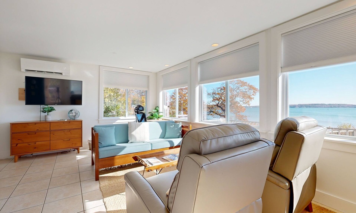 Rockland Cottage | Waterfront home with ocean views, AC & washer/dryer - dog-friendly