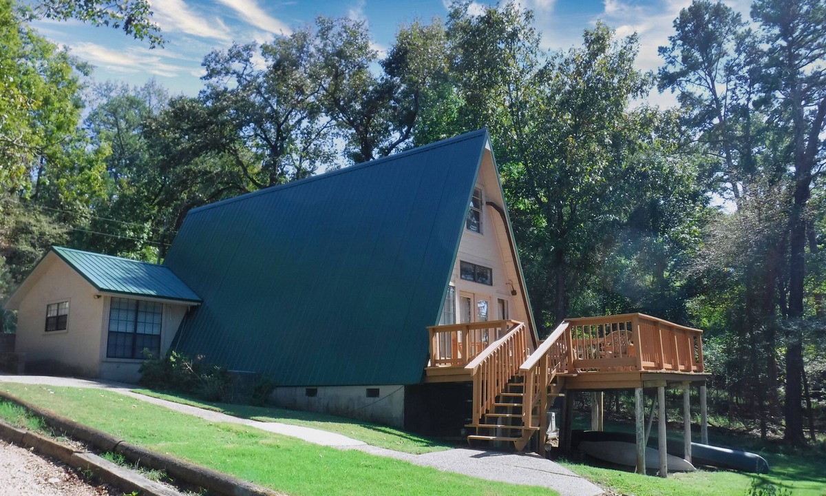 Avinger Cabin | Waterfront Home with Pier Lake O' the Pines - Acorn Timbers
