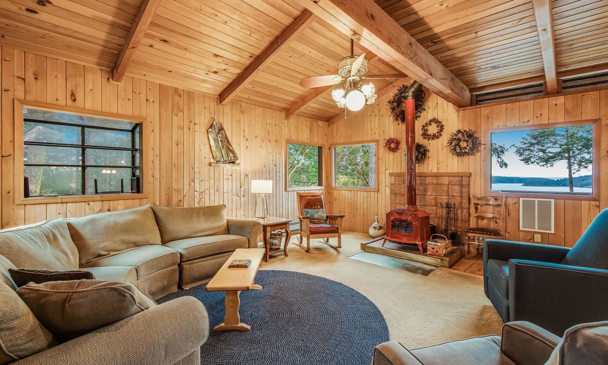 Orcas Cabin | Waterfront home with private deck, WiFi, W/D & spectacular views