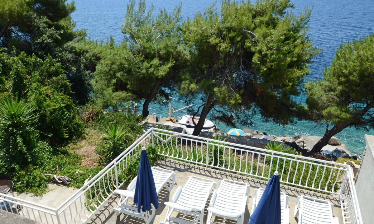 Prizba Villa | Waterfront house Kata by Villas Guide