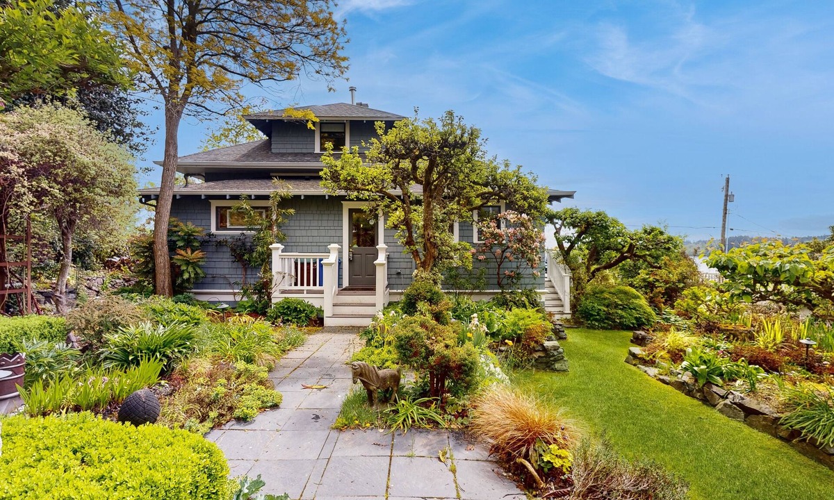 Kingston House | Waterfront house with beach access, deck, central AC, W/D