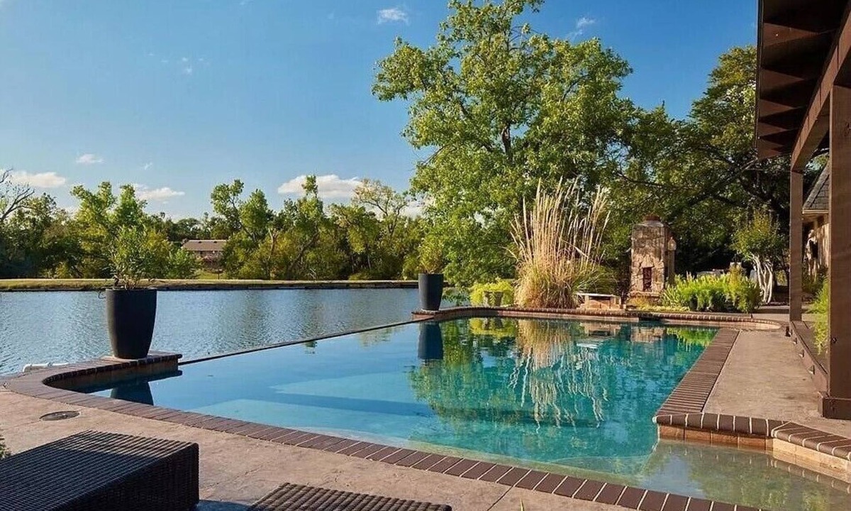 Central Oklahoma City Villa | WATERFRONT 🎣 | INFINITY SALTWATER POOL 🏊 | HOT TUB | LAKEFRONT | LAKE HEFNER |