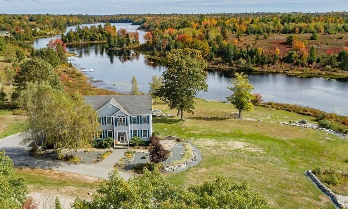 Sullivan House | Waterfront + Kayaks | Morancy Pond | Sleeps 14