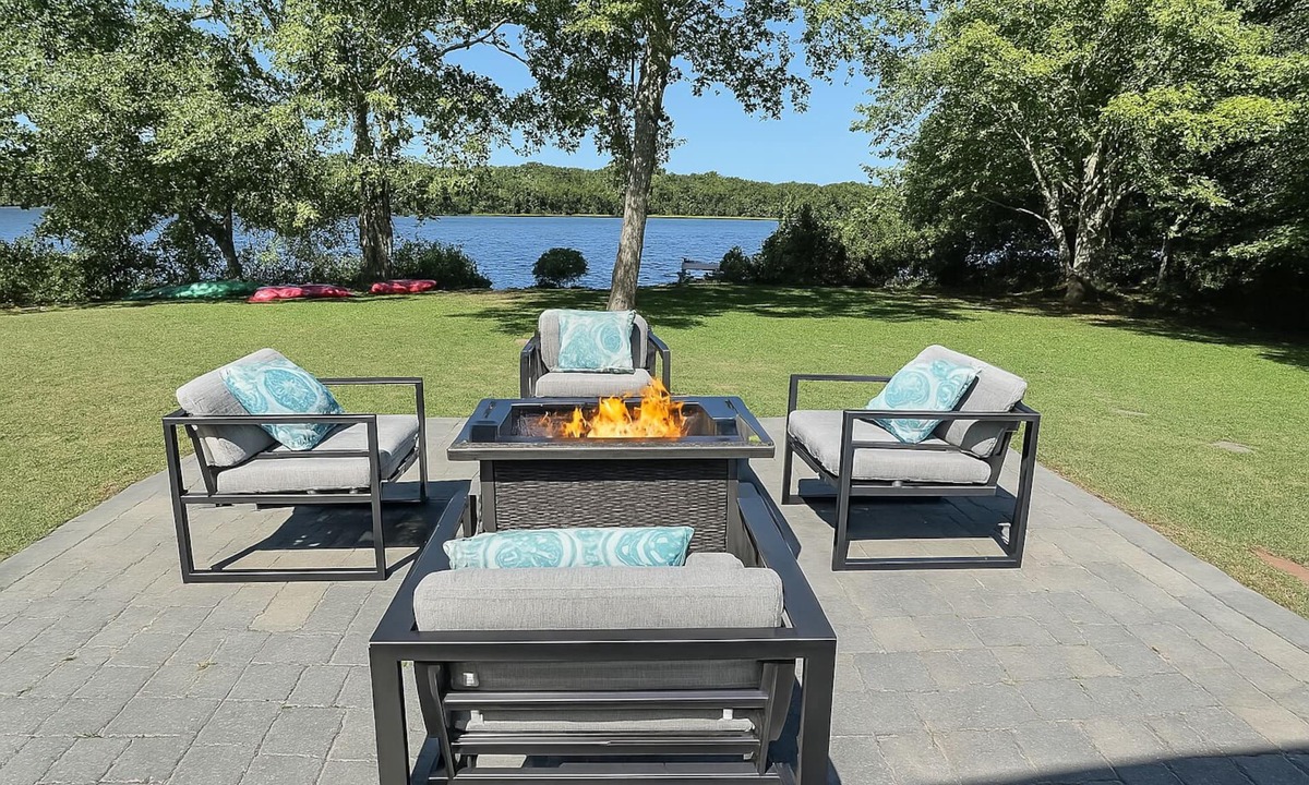 South Yarmouth House | WATERFRONT Kayaks & SUP’s ★ Pet friendly ★ HOT TUB ★ Firepit & FPL★ King bed