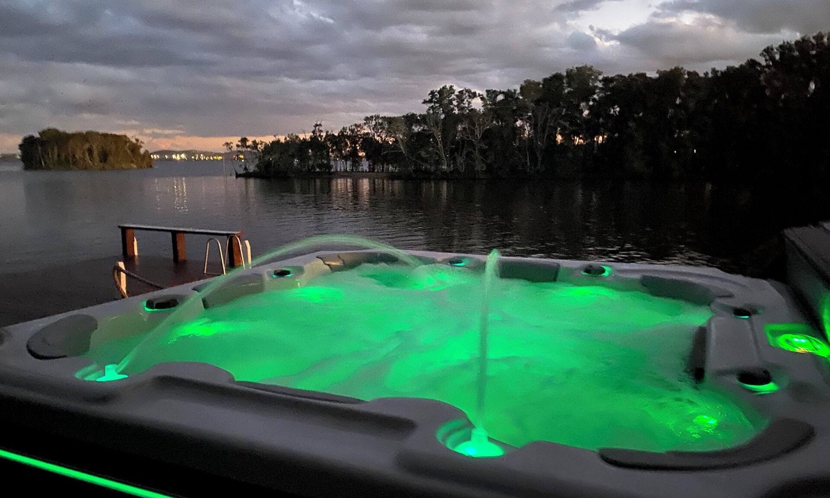 Chittaway Point House | Waterfront Lakehouse with Hot-Tub