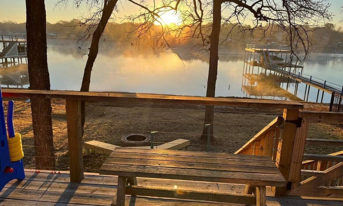 Enchanted Oaks House | Waterfront Lake Cottage, Spacious Outdoor Deck! 🐕 🐶 BBQ grill and Firepit!