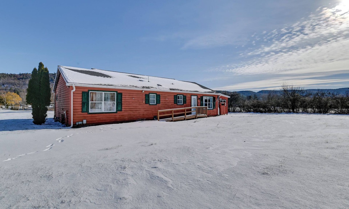 North Lake George House | Waterfront Lake George Retreat w/Shared Dock