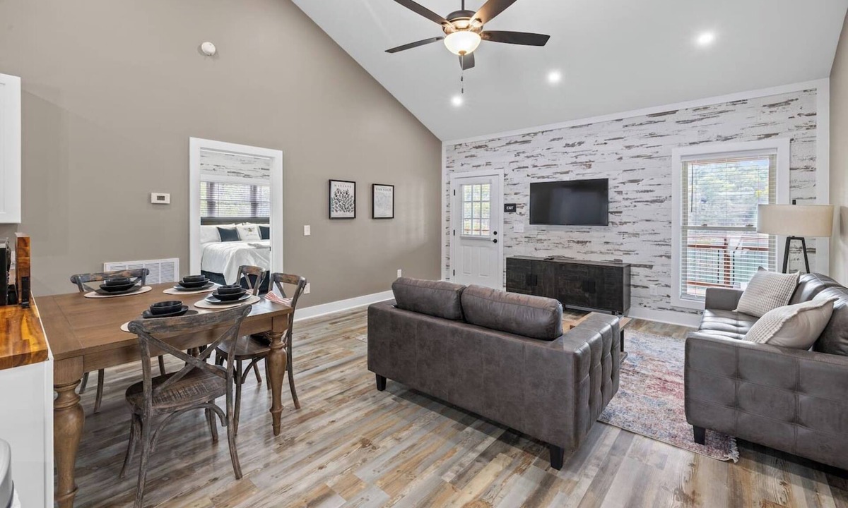 Six Mile House | Waterfront Lake Keowee Hideaway