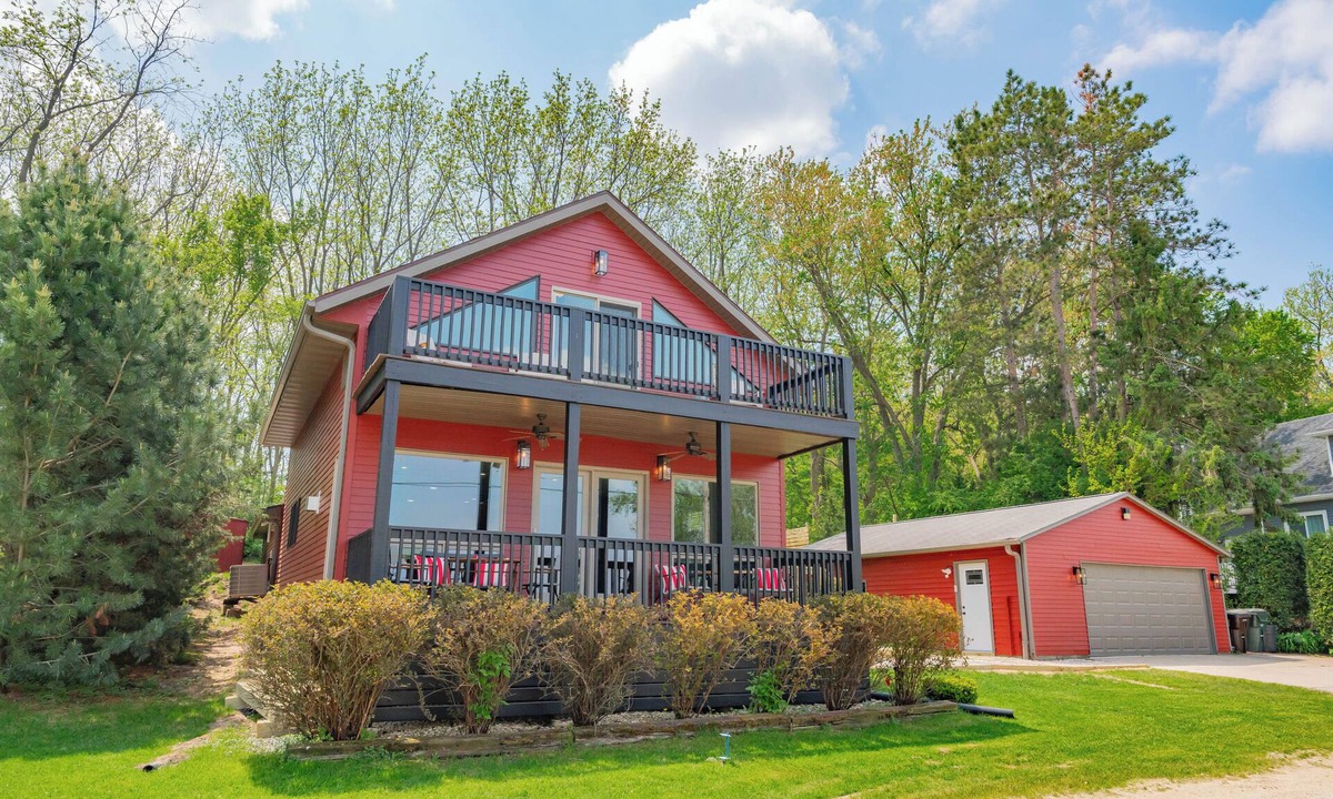 Newville House | Waterfront Lake Koshkonong Retreat - 5BR with Fire Pit, Pier & Social Garage