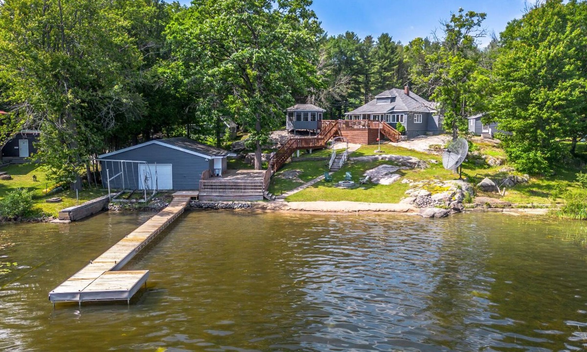 Gravenhurst House | Waterfront Lake Muskoka cottage one thousand and one night