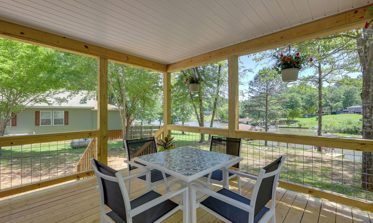 Eatonton Cottage | Waterfront Lake Sinclair Home: Dock + Grill!