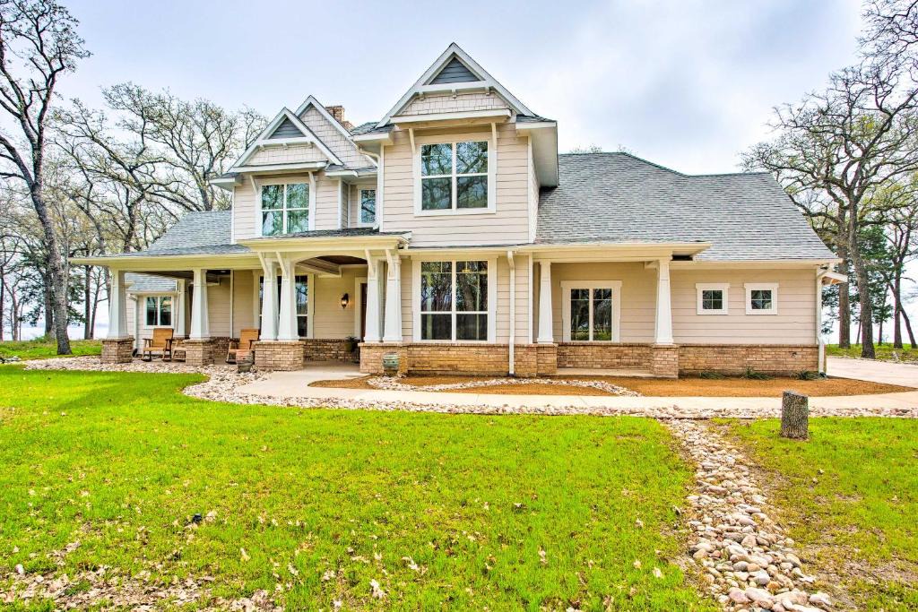Quinlan House | Waterfront Lake Tawakoni Home w/Fire Pit!