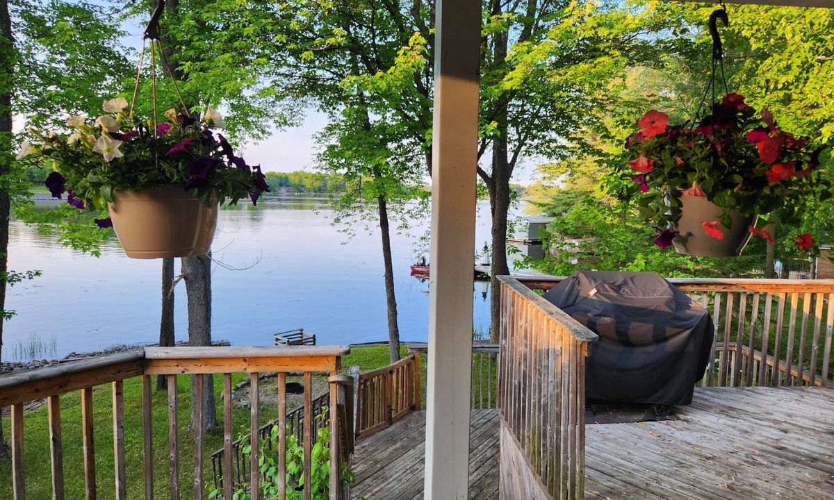 Lavigne Cottage | Waterfront Lakehouse!