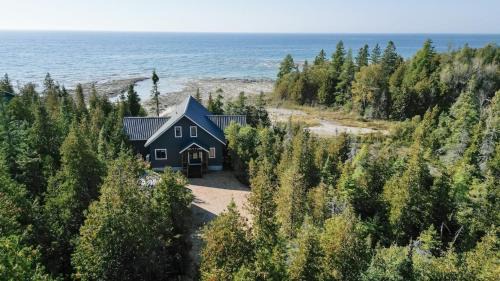 Colpoys Bay House | Waterfront Lakehouse EV Charger AC