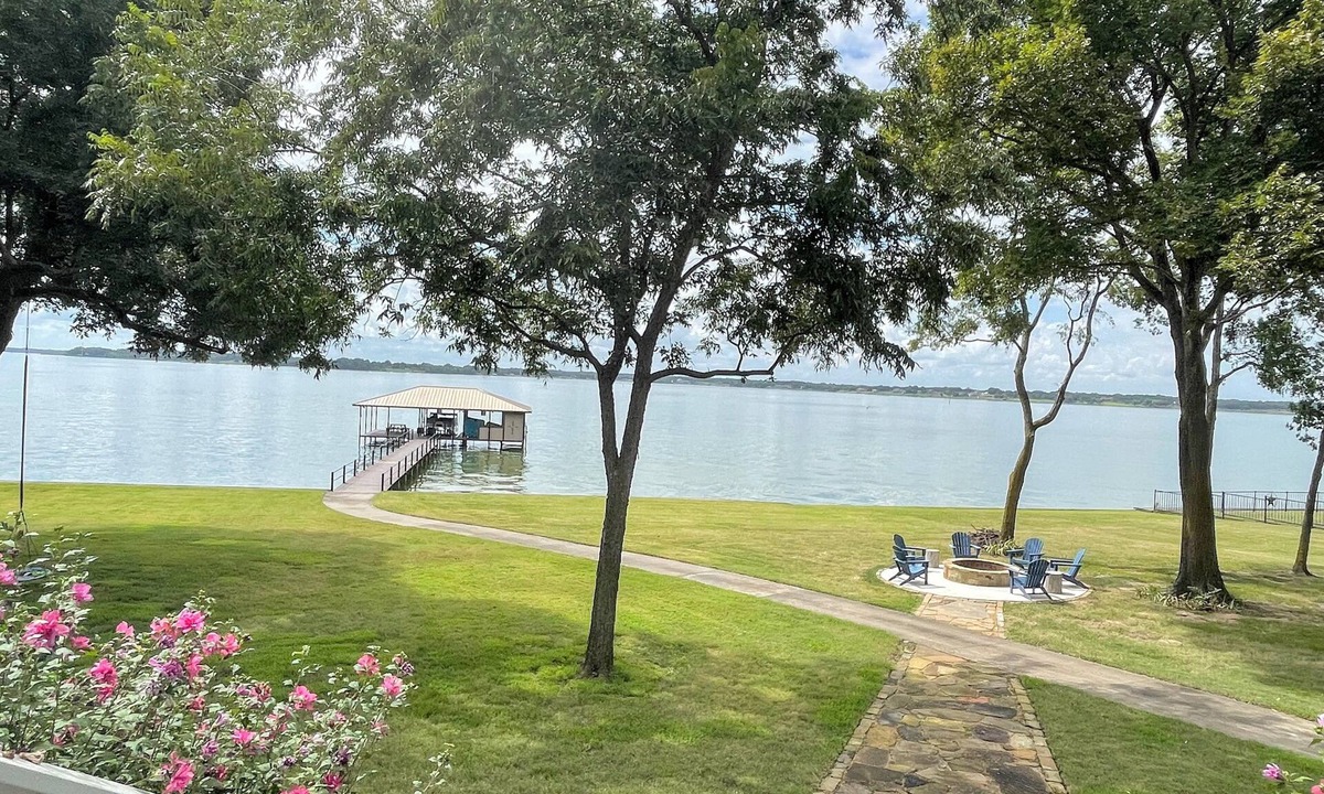 Kerens Villa | Waterfront Lakehouse in gated community