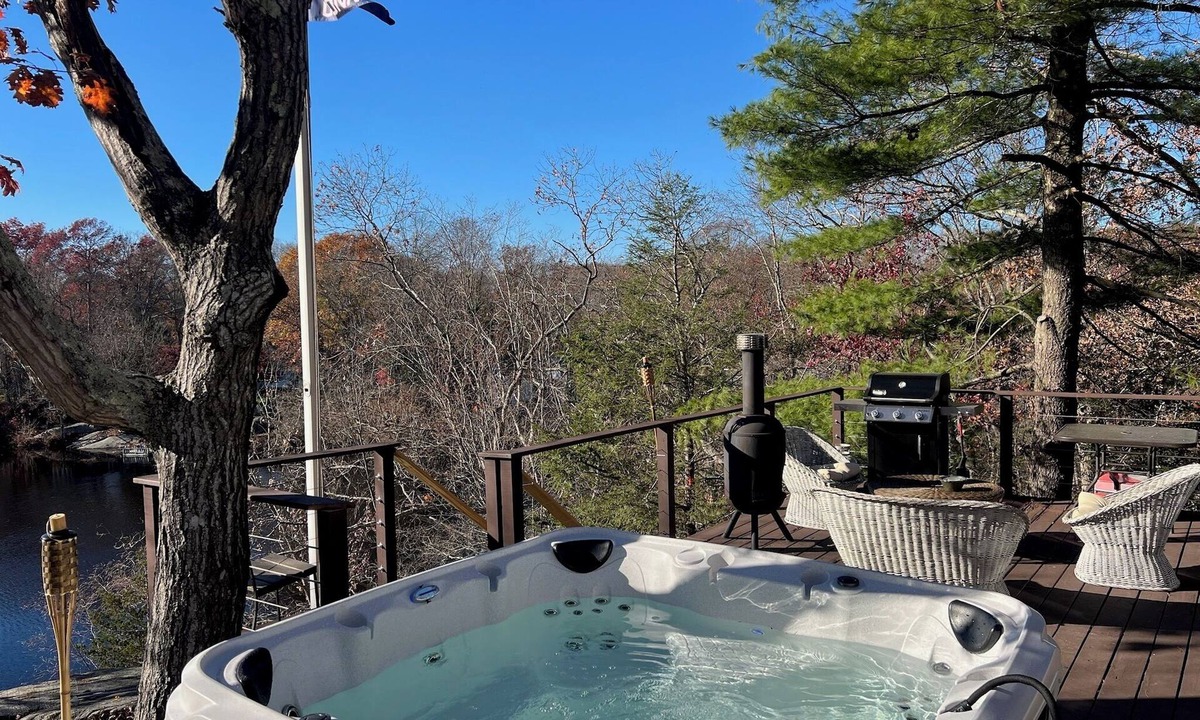 Clinton House | Waterfront Lakehouse w/Hot Tub in Clinton, CT. Pet-Friendly!