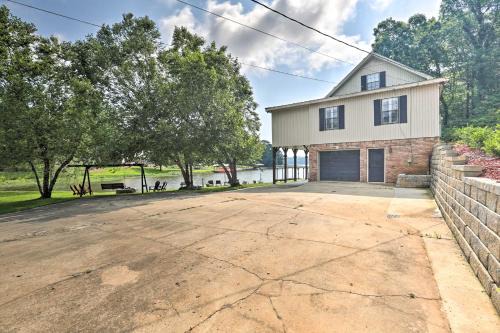 Shelby House | Waterfront Lay Lake Retreat w/Dock & 3 Piers!