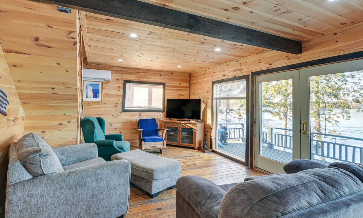 Lincoln House | Waterfront Lincoln Home w/2 Decks & Fire Pit