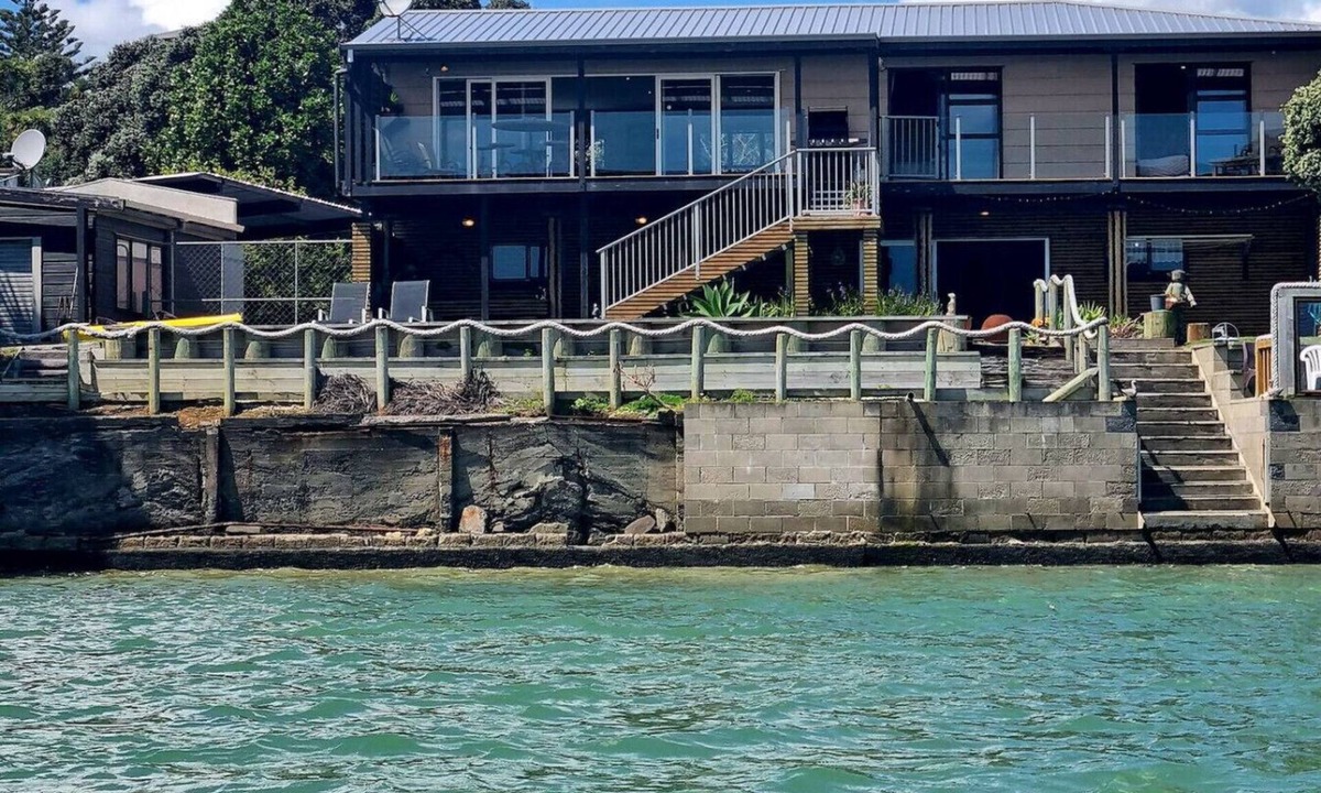 Raglan House | Waterfront Location holiday accommodation