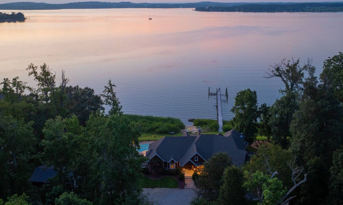 Earlville House | Waterfront Lodge packed with Amenities