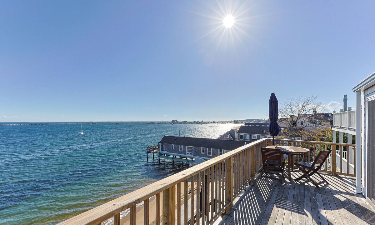 Commercial Street Apartment | Waterfront Loft 1BR/Bayfront Deck + Beach Access