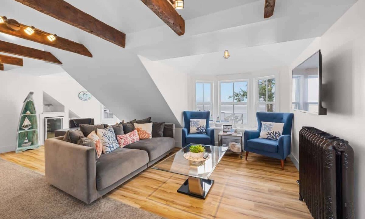 Queens Square Condo | Waterfront Loft KING Penthouse Downtown Ch'town