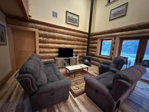 Three Rivers House | Waterfront Log Cabin - Sunriver