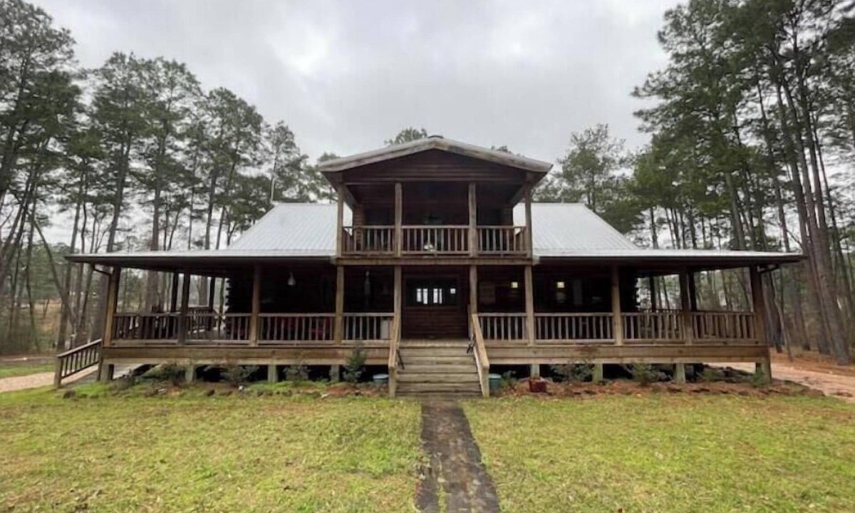 Broaddus House | Waterfront Log Home on Beautiful Lake Sam Rayburn