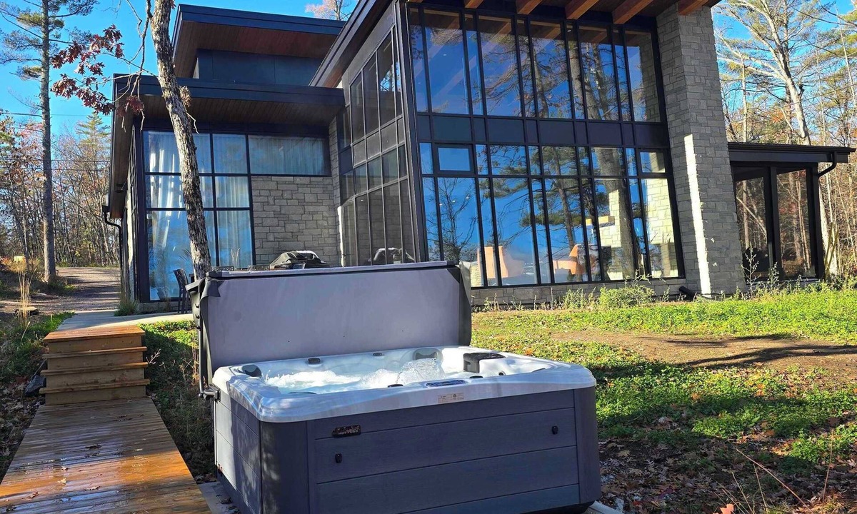 Gravenhurst Cottage | Waterfront Luxury 5-bedroom cottage with Hot tub