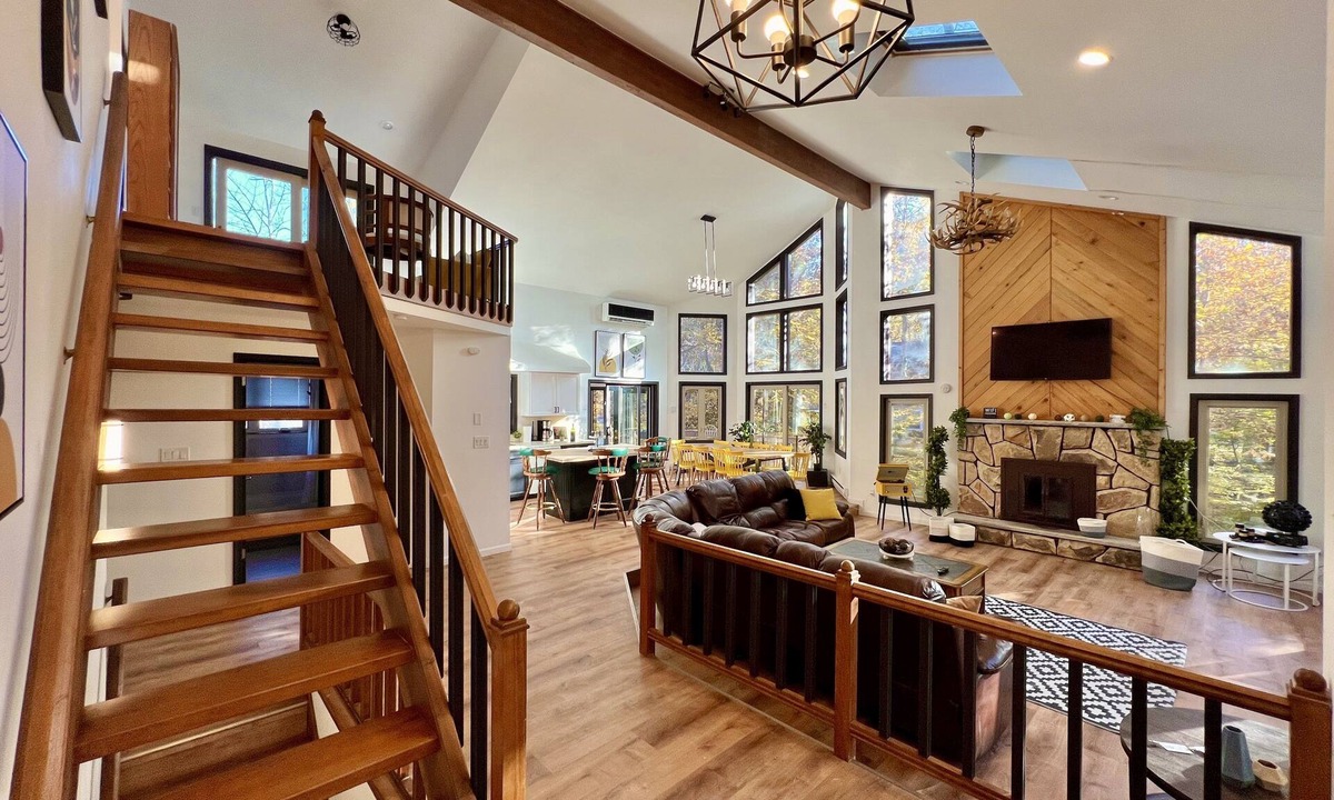 East Stroudsburg Villa | Waterfront Mansion W hot-tub & Pool by RedAwning