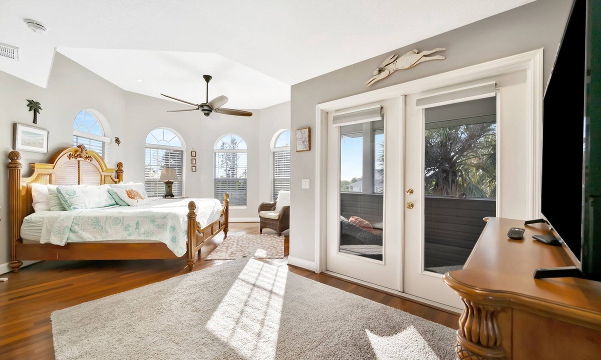Palmetto House | Waterfront Mansion Sleeps 9 | Hot Tub & Kayaks!