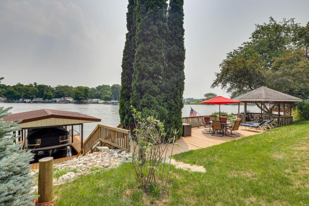 Monticello House | Waterfront Monticello Home with Fire Pit and Deck!
