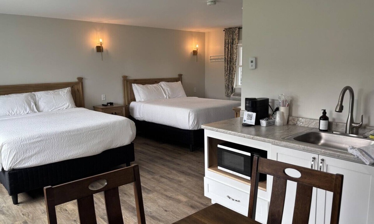 Greenville Junction Hotel | Waterfront Motel-Mountain View