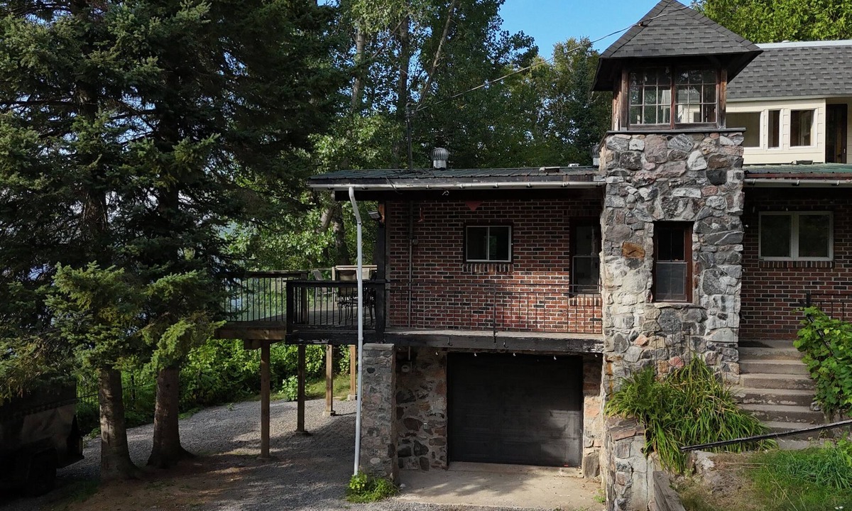 Armour Cottage | Waterfront Muskoka Escape with Small Beach & Private Dock for Swimming